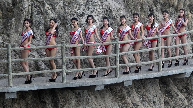 Dàn người đẹp mặc bikini tạo dáng ở độ cao 2.000m