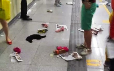 Giày, túi và thậm chí cả đồ ăn của các hành khách trên sàn nhà ga. Ảnh: SCMP