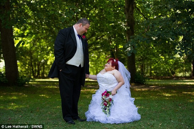 Cảm động đám cưới của cô gái bị bệnh xương thủy tinh