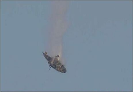 Một chiếc trực thăng trúng đạn và bốc cháy trên không. Ảnh mang tính minh họa