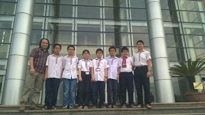 Thầy giáo Trần Phương và các HS lớp 6 trường Ams tham dự đội tuyển thi APMOPS 2015 vòng 2.