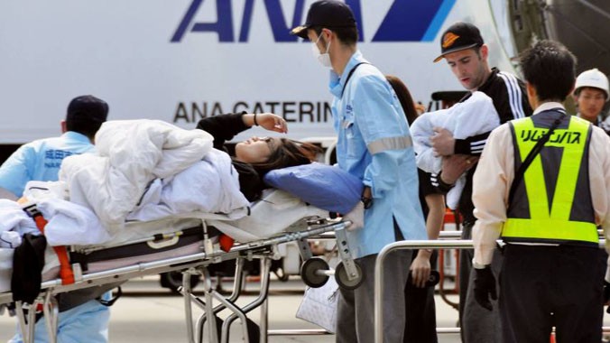 Sản phụ sinh con ngay trên máy bay được chuyển vào bệnh viện. Ảnh: Japan Times