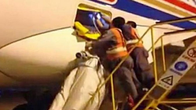 Một hành khách Trung Quốc mở cửa thoát hiểm, kích hoạt phao trượt khẩn cấp trên một chuyến bay của hãng China Eastern vào tháng 12/2014. Ảnh: Straits Times
