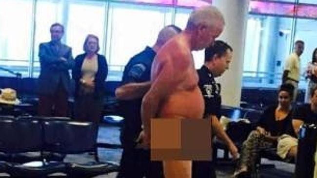 Người đàn ông khỏa thân ngay tại sân bay. Ảnh: News