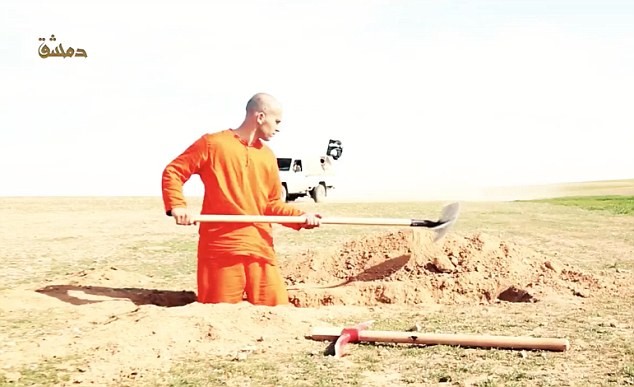 IS ép tù nhân tự đào hố chôn. 