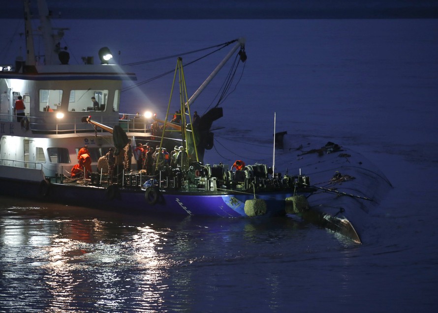 Nhân viên cứu hộ tìm kiếm người sống sót tại hiện trường tối 2/6. Ảnh: Reuters.