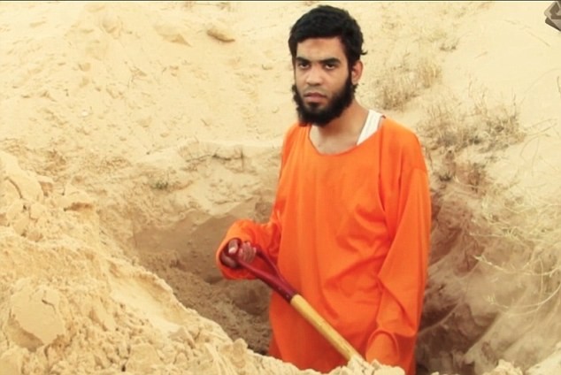 IS lại tung video ép tù nhân tự đào hố chôn