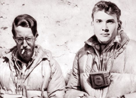 Cặp thầy trò G.Mallory (trái) và A.Irvine trước giờ khởi hành lên Everest (ảnh chụp năm 1924).