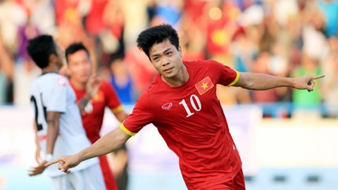 Công Phượng ăn mừng bàn thắng vào lưới Myanmar trên sân Cẩm Phả. 