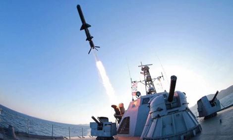 Một tên lửa được phóng từ tàu hải quân trong lần phóng thử tên lửa của Triều Tiên năm 2015.