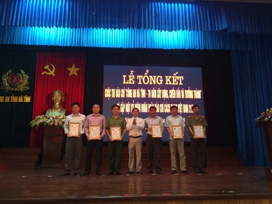 PV Minh Thùy (thứ hai từ trái sang) tại lễ trao giải cuộc thi của ngành Công an Hà Tĩnh. 