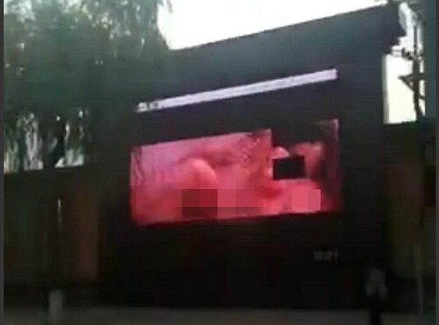 Hình ảnh phim khiêu dâm vô tình được chiếu trên màn hình công cộng. 