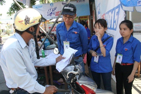 Phụ huynh em Lương Hiền Phước đã chạy xe hơn 50 km xuyên tỉnh để đưa thẻ dự thi cho con.