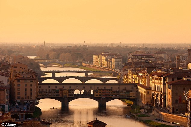 Cây cầu nổi tiếng Ponte Vecchio. 
