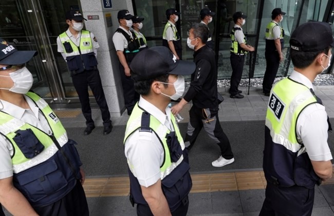 Các nhân viên an ninh tại Hàn Quốc. Ảnh: Dailystar