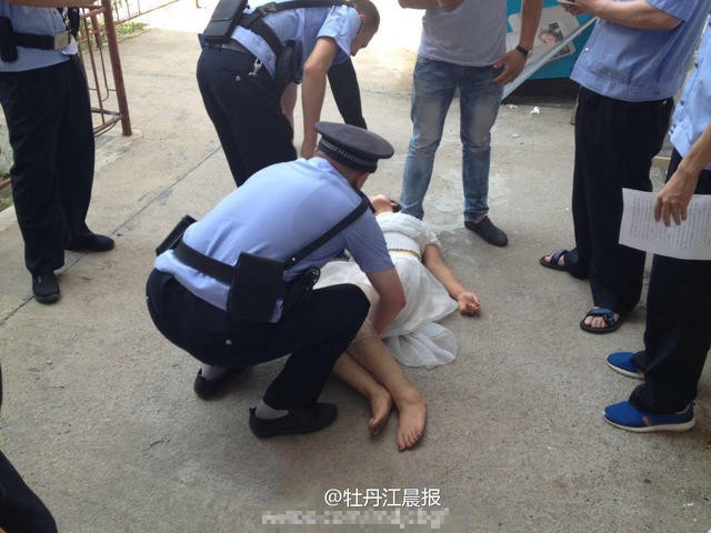 Cảnh sát giúp đỡ cô gái. Ảnh: Shanghaiist