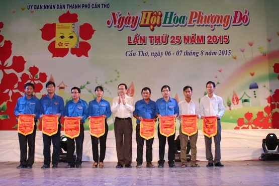 Đồng chí Trần Thanh Mẫn - Ủy viên BCH Trung ương Đảng, Bí thư Thành ủy thành phố Cần Thơ tặng cờ lưu niệm cho đại diện các đơn vị tham gia ngày hội. 