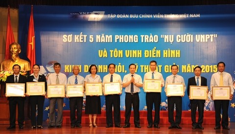 Tổng giám đốc VNPT Phạm Đức Long trao bằng khen cho các tập thể có thành tích tốt