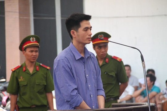 Bị cáo Nguyễn Văn Anh tại phiên tòa lưu động. Ảnh T.Châu