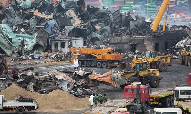 Lực lượng cứu hộ làm việc tại hiện trường vụ nổ Thiên Tân. Ảnh: Guardian