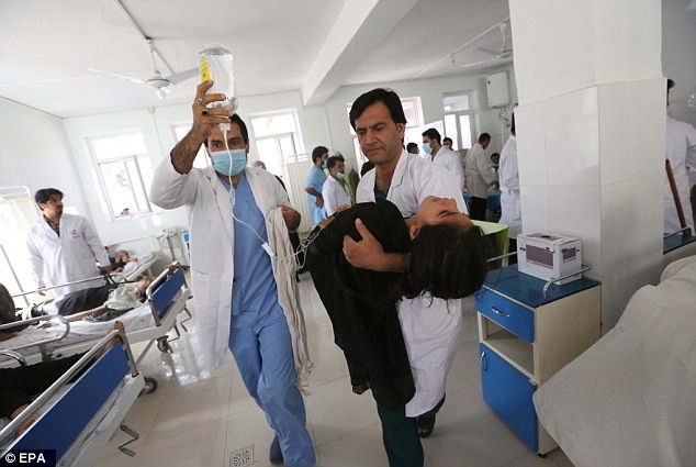 Hàng loạt nữ sinh Afghanistan phải nhập viện. Ảnh: Dailymail