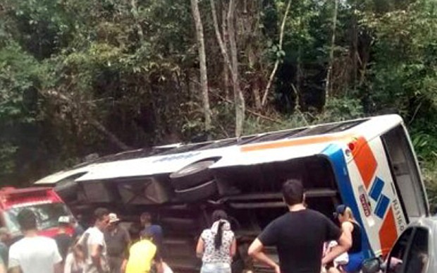 Một chiếc xe buýt gặp nạn tại khu vực Paraty. Ảnh: Telegraph