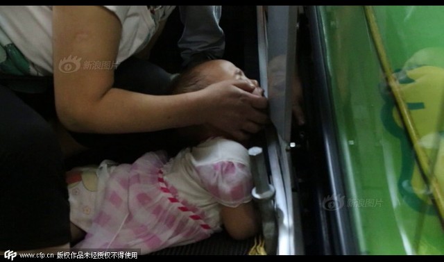 Em bé bị mắc kẹt cánh tay. Ảnh: Shanghaiist