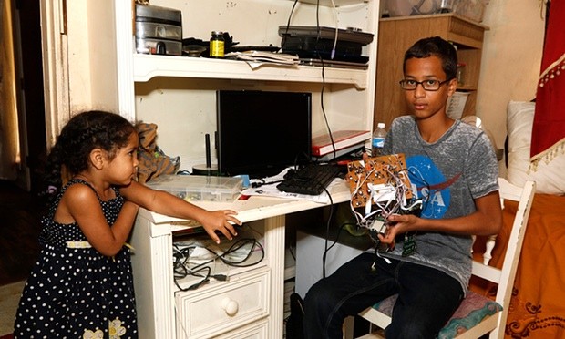 Ahmed Mohamed tại nhà riêng. Ảnh: Guardian
