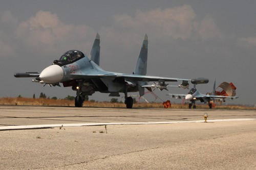 Hai máy bay Nga hạ cánh sau khi không kích IS ở Syria. Ảnh: Sputnik