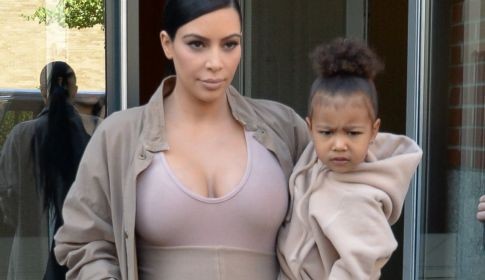 Ảnh chụp Kim Kardashian và con gái hôm 16/9 tại New York, Mỹ