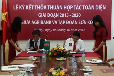 Ông Nguyễn Tuấn Anh – Phó TGĐ Agribank (phải) và ông Ngô Sỹ Quang – TGĐ tập đoàn SKV đại diện hai đơn vị ký kết thỏa thuận hợp tác toàn diện.