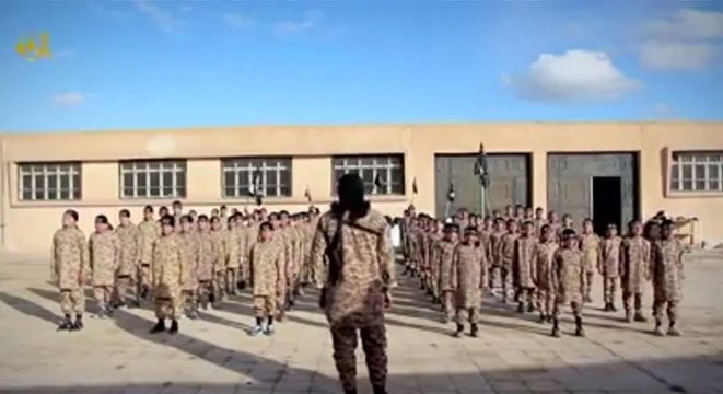 Một trại huấn luyện trẻ em trong video tuyên truyền của IS. Ảnh: Business Insider