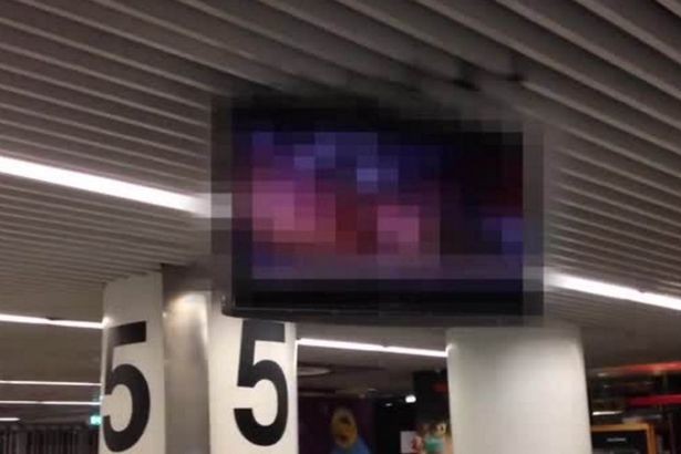 Cảnh nóng xuất hiện trên màn hình tại sân bay. Ảnh: Mirror