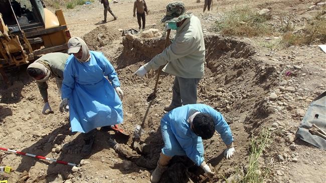 Lực lượng an ninh Iraq kiểm tra hố chôn tập thể các nạn nhân được cho bị IS giết hại tại Tikrit, Iraq hồi tháng 4/2015.