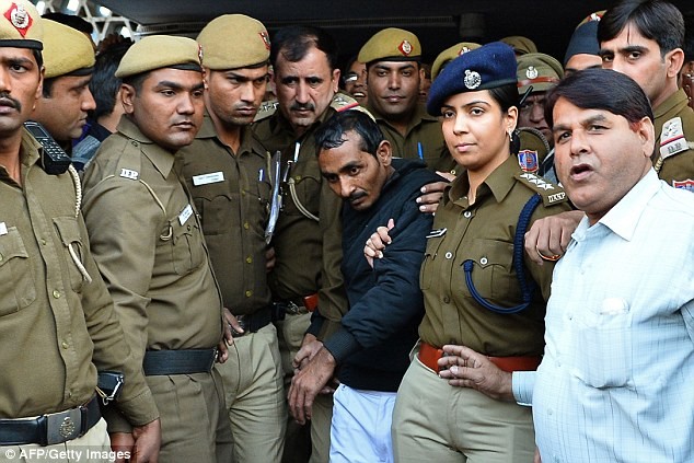 Tài xế Shiv Kumar Yadav bị cảnh sát bắt giữ. Ảnh: Dailymail