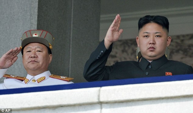 Ông Choe Ryong-hae và nhà lãnh đạo Kim Jong-Un. Ảnh: Dailymail