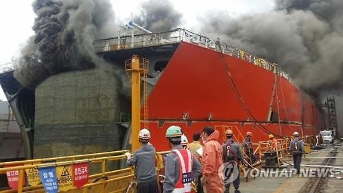 Ảnh vụ hỏa hoạn tại xưởng đóng tàu Daewoo hồi tháng 8/2015.