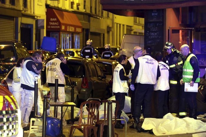 Lực lượng chức năng Pháp đưa thi thể các nạn nhân vụ tấn công khủng bố ra khỏi hiện trường.