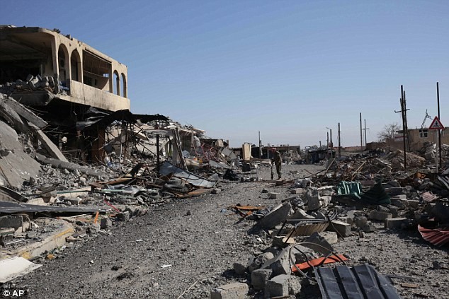 Lực lượng người Kurd tiến vào Sinjar hôm 13/11. Ảnh: Dailymail