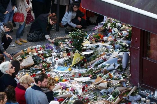 Mọi người đặt hoa tưởng niệm các nạn nhân tại Paris. Ảnh: NYDailyNews
