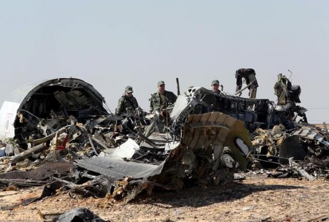 Những mảnh vỡ máy bay. Ảnh: Reuters