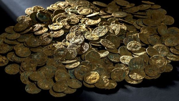 Những đồng tiền xu trong kho báu được phát hiện.