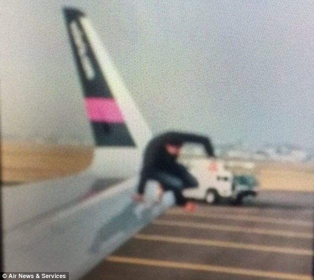 Bức ảnh chụp hành khách nhảy khỏi cánh máy bay. Ảnh: Dailymail