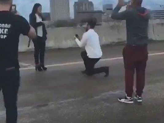 Chàng trai quỳ gối cầu hôn bạn gái trên cao tốc. 
