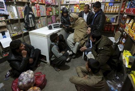 Người dân Afghanistan nghe chương trình đài phát thanh của phiến quân IS tại phía đông thành phố Jalalabad hôm 19/12. Ảnh: Reuters