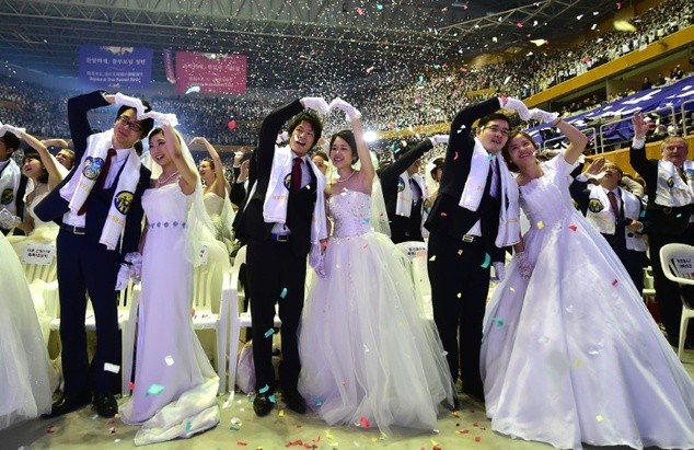 Các cặp đôi rạng ngời trong đám cưới. Ảnh: AFP