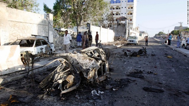 Hiện trường một vụ đánh bom xe ở Mogadishu trước đó. 