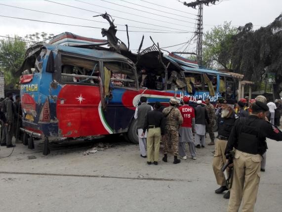 Chiếc xe buýt bị tấn công. Ảnh: Reuters