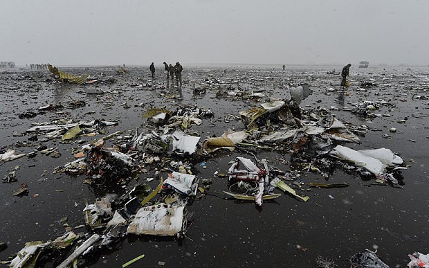Hiện trường đầy mảnh vỡ tại sân bay Rostov-on-Don. Ảnh: Telegraph