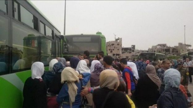 Các chuyến xe của chính phủ Syria đưa cư dân trở lại al-Qaryatain. Ảnh: BBC